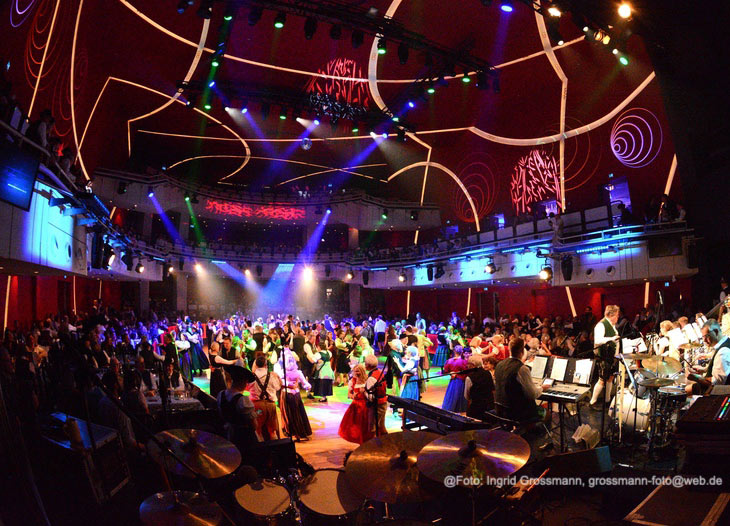 Ballsaal des Oide Wiesn B&uuml;rgerballs im Deutschen Theater (&copy;Foto: Ingrid Grossmann) 